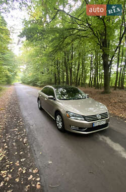 Седан Volkswagen Passat 2014 в Львове