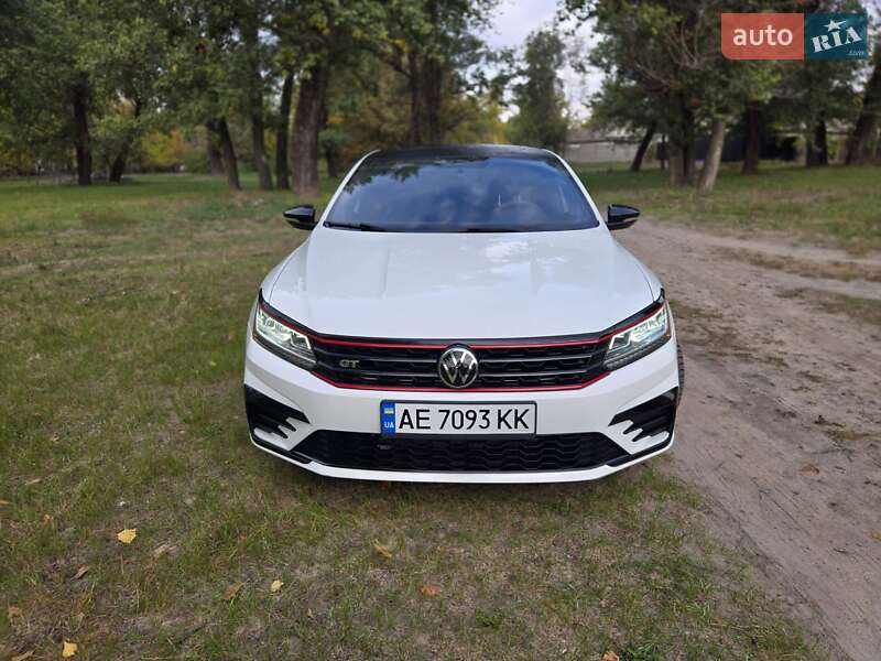 Седан Volkswagen Passat 2018 в Днепре