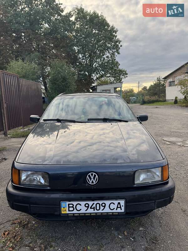 Седан Volkswagen Passat 1990 в  фото Седан Volkswagen Passat 1990 в