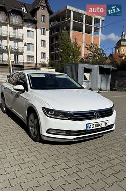 Седан Volkswagen Passat 2015 в Ужгороді