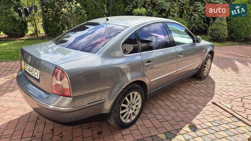 Седан Volkswagen Passat 2002 в Мостиській