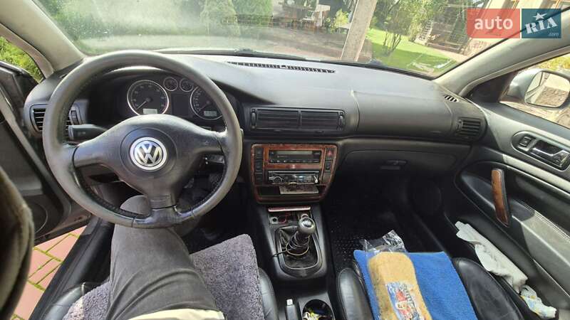 Седан Volkswagen Passat 2002 в Мостиській