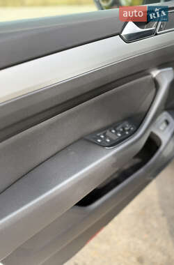 Универсал Volkswagen Passat 2016 в  фото 10 Универсал Volkswagen Passat 2016 в