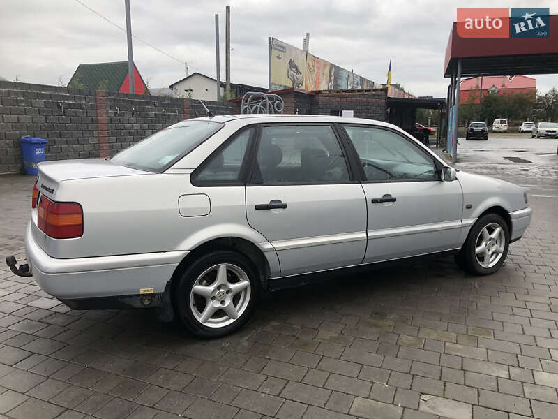 Седан Volkswagen Passat 1995 в Виноградові