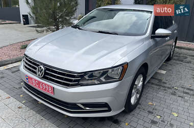 Седан Volkswagen Passat 2016 в Ровно
