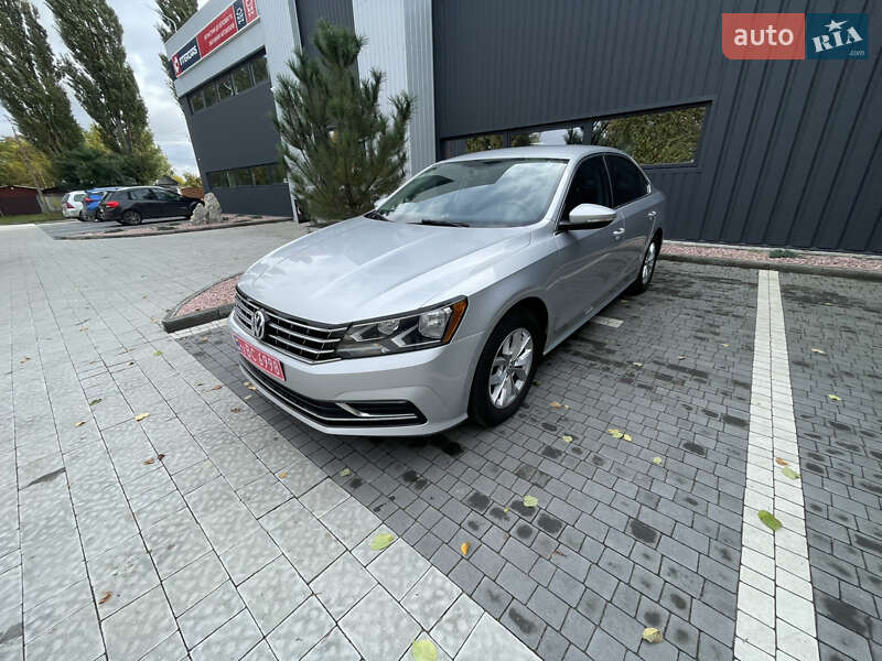 Седан Volkswagen Passat 2016 в Ровно