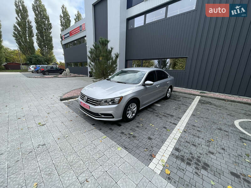 Седан Volkswagen Passat 2016 в Ровно