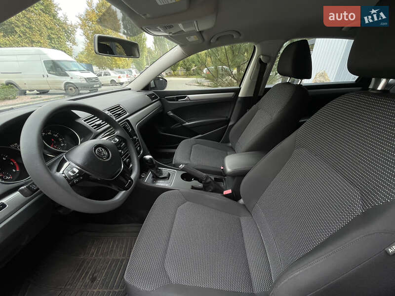 Седан Volkswagen Passat 2016 в Ровно