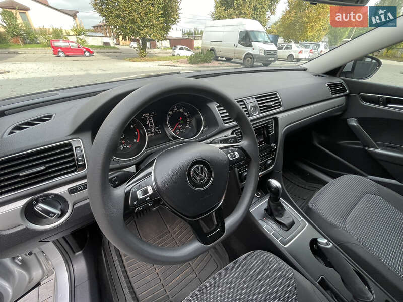 Седан Volkswagen Passat 2016 в Ровно