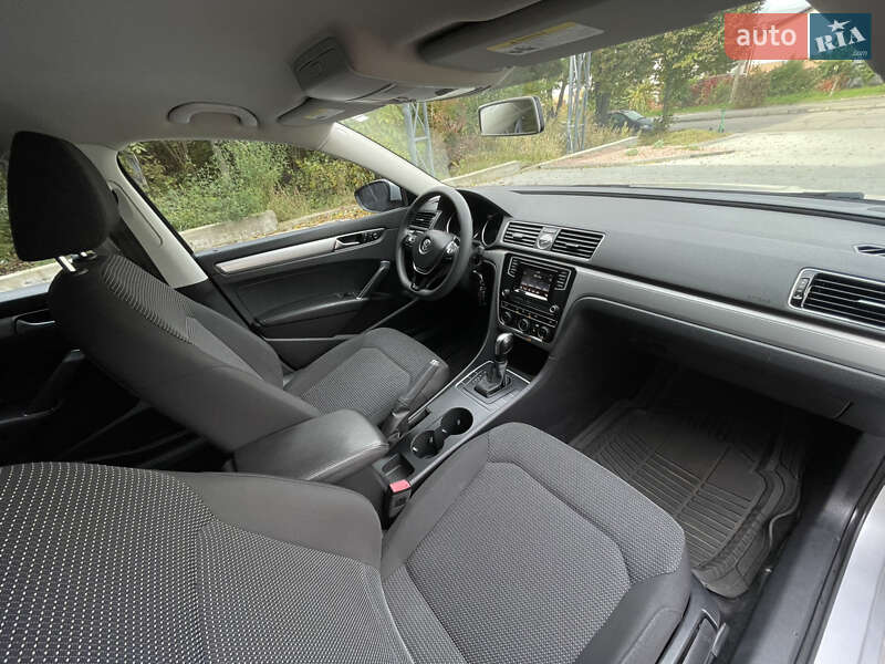 Седан Volkswagen Passat 2016 в Ровно