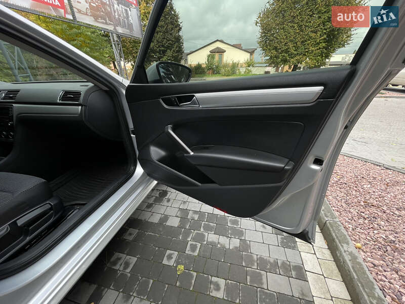 Седан Volkswagen Passat 2016 в Ровно