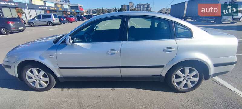 Седан Volkswagen Passat 2002 в Киеве