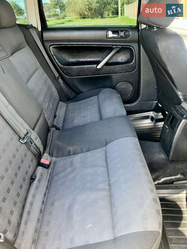 Универсал Volkswagen Passat 2003 в Звягеле