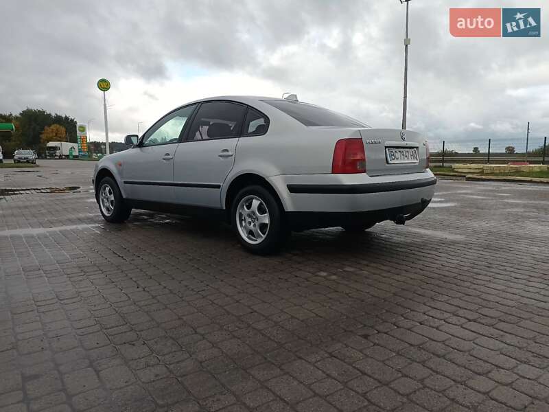 Седан Volkswagen Passat 1998 в Бродах