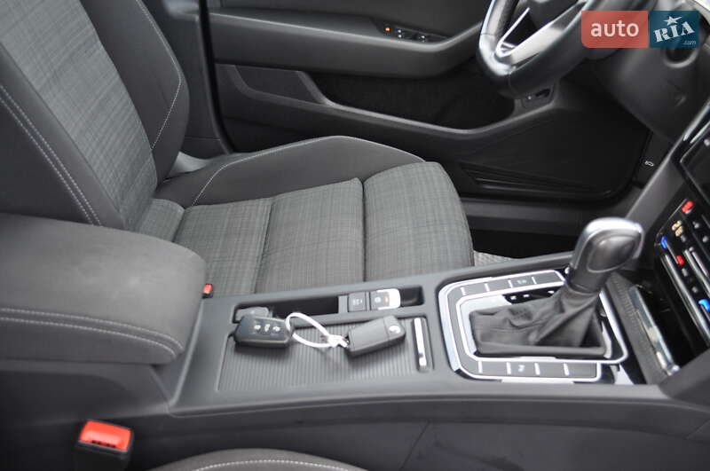 Универсал Volkswagen Passat 2022 в Киеве