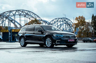 Универсал Volkswagen Passat 2021 в Киеве