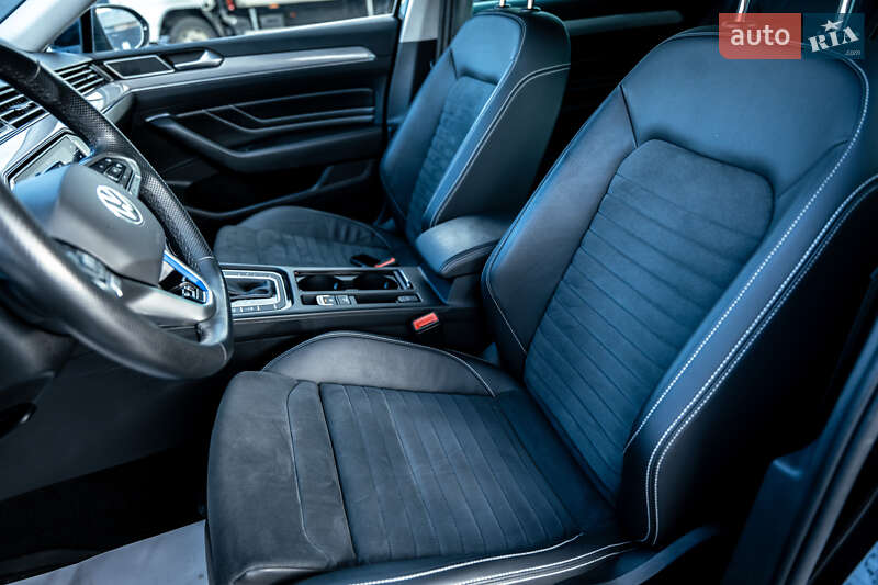 Универсал Volkswagen Passat 2021 в Киеве