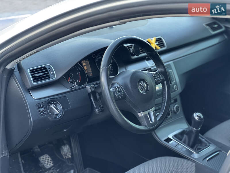 Седан Volkswagen Passat 2012 в Ивано-Франковске
