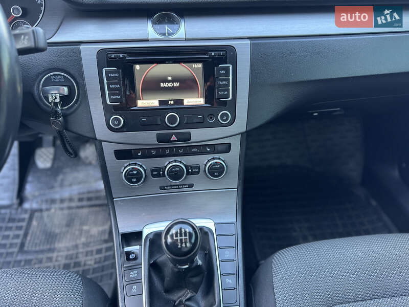 Седан Volkswagen Passat 2012 в Ивано-Франковске