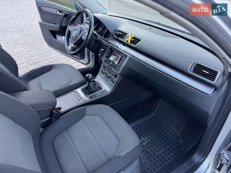 Седан Volkswagen Passat 2012 в Ивано-Франковске