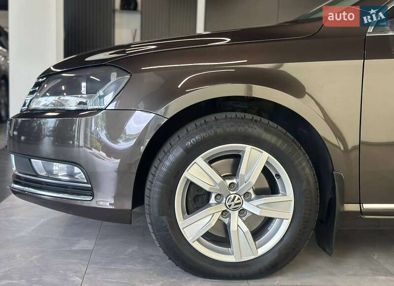 Седан Volkswagen Passat 2013 в Львове