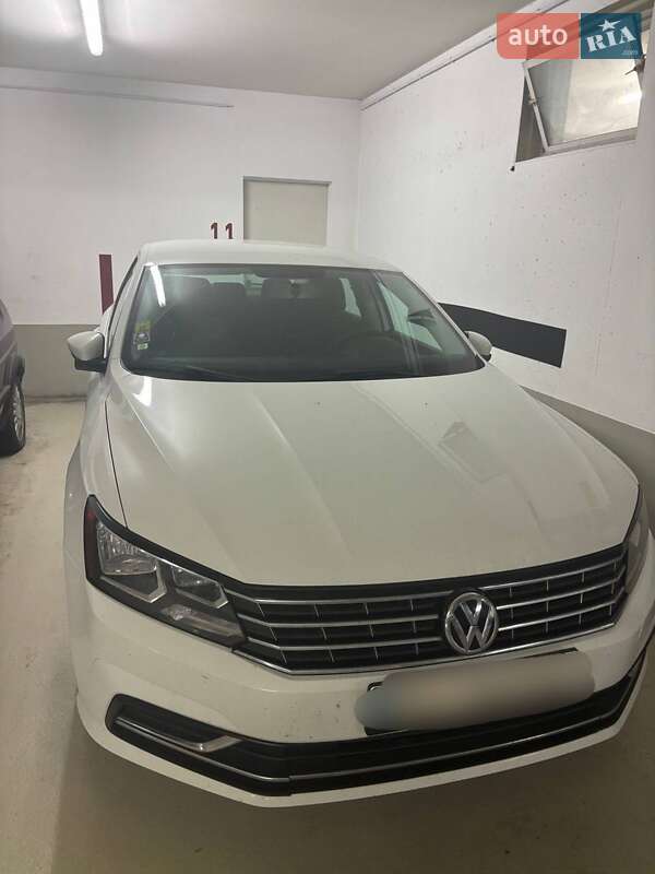 Седан Volkswagen Passat 2015 в Львове