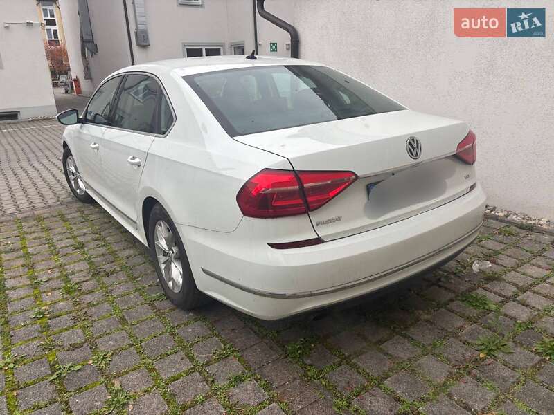 Седан Volkswagen Passat 2015 в Львове