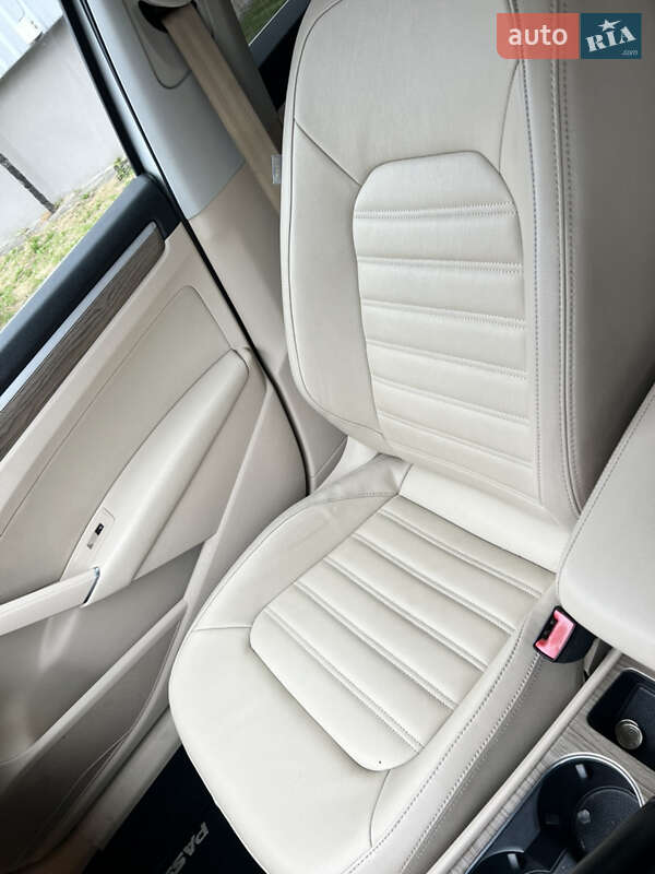 Седан Volkswagen Passat 2012 в Львове