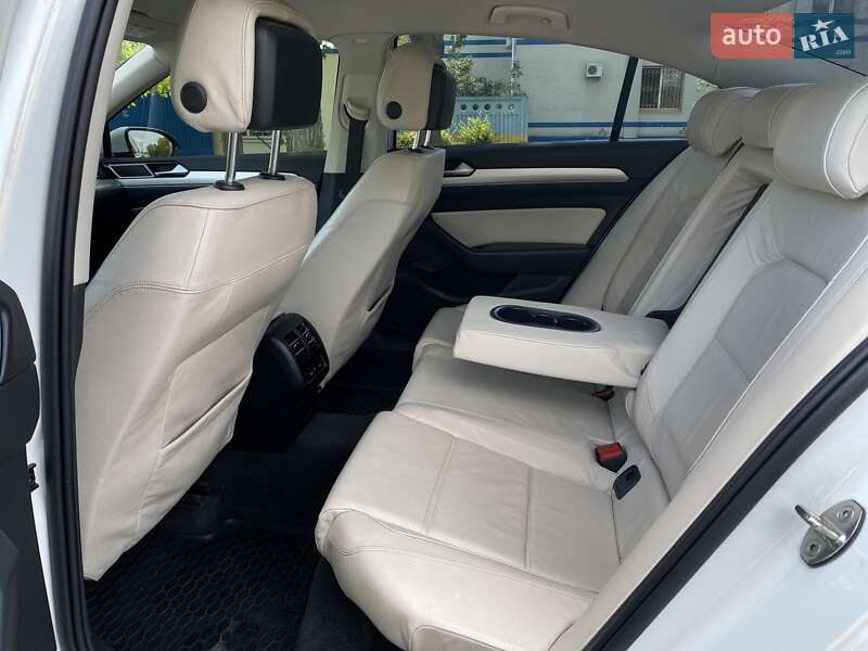 Седан Volkswagen Passat 2015 в Киеве