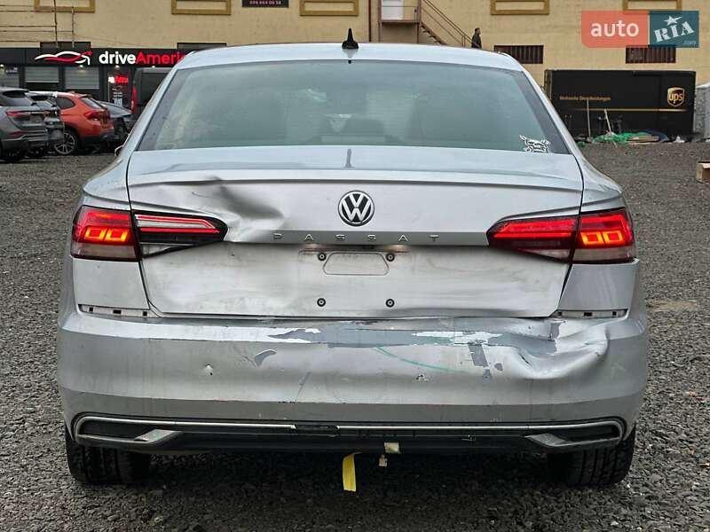 Седан Volkswagen Passat 2020 в Луцке