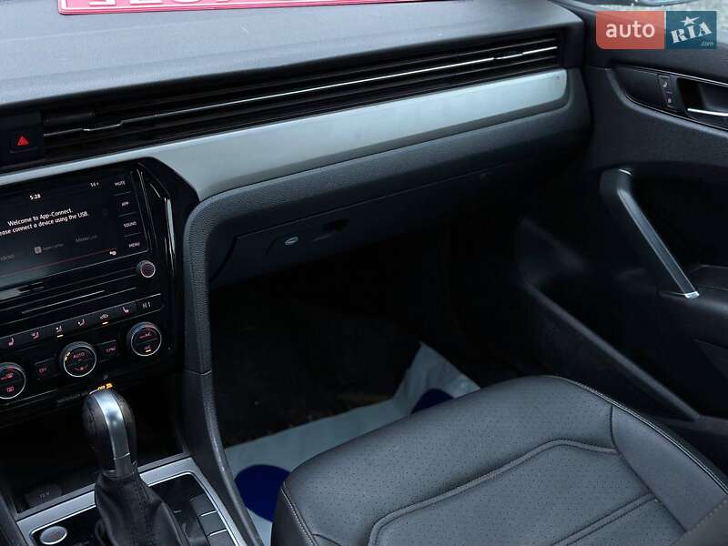 Седан Volkswagen Passat 2020 в Луцке