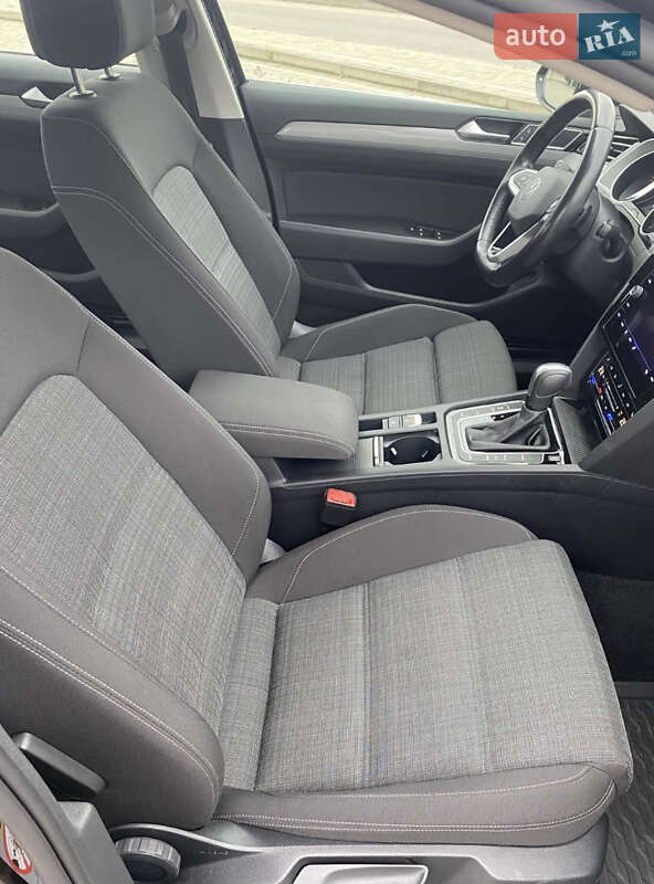Седан Volkswagen Passat 2020 в Дрогобичі