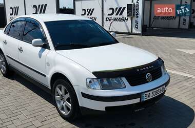 Седан Volkswagen Passat 2000 в Помошной