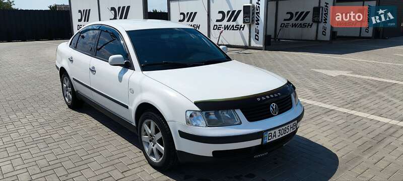 Седан Volkswagen Passat 2000 в Помічній