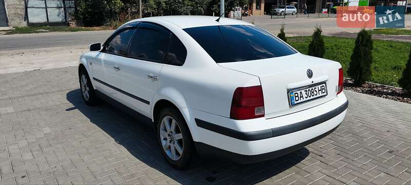Седан Volkswagen Passat 2000 в Помічній
