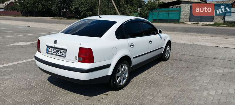 Седан Volkswagen Passat 2000 в Помічній