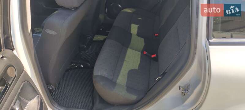 Седан Volkswagen Passat 2000 в Помічній