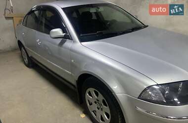 Седан Volkswagen Passat 2003 в Киеве
