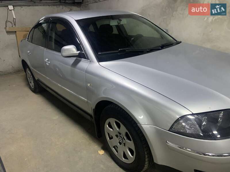 Седан Volkswagen Passat 2003 в 