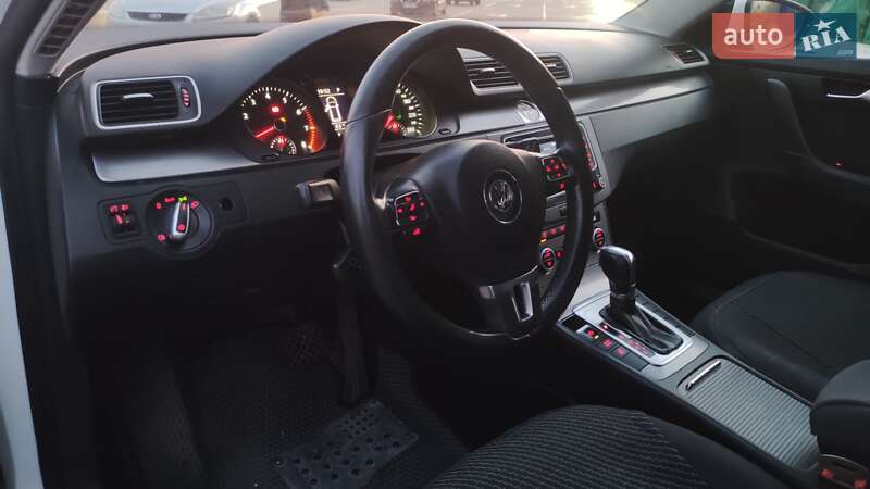 Універсал Volkswagen Passat 2012 в Дрогобичі