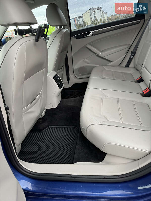 Седан Volkswagen Passat 2017 в Ровно