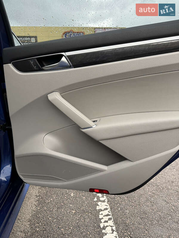 Седан Volkswagen Passat 2017 в Ровно