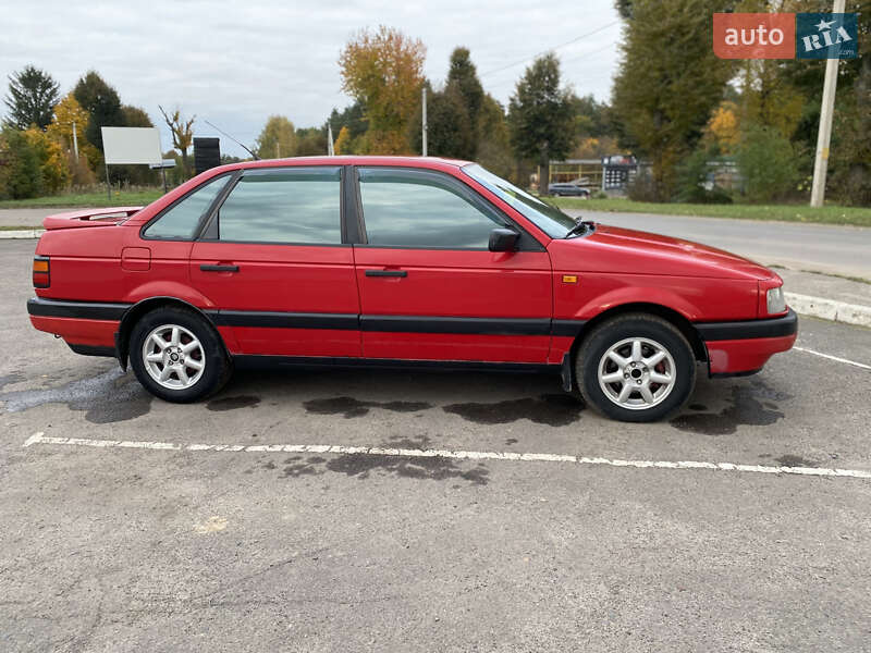Седан Volkswagen Passat 1992 в Радивиліві