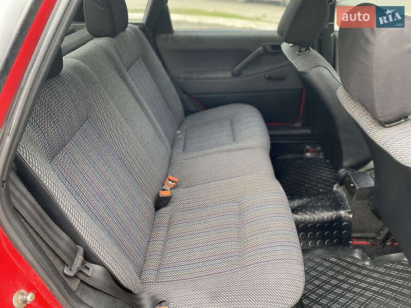 Седан Volkswagen Passat 1992 в Радивиліві