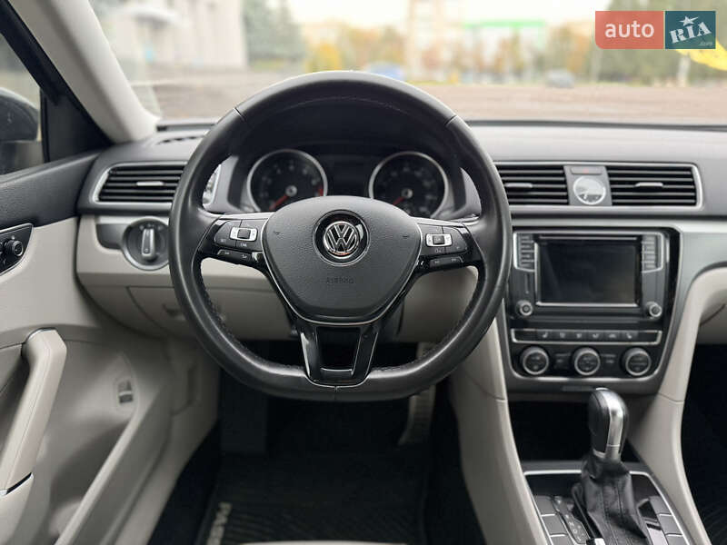 Седан Volkswagen Passat 2017 в Ровно