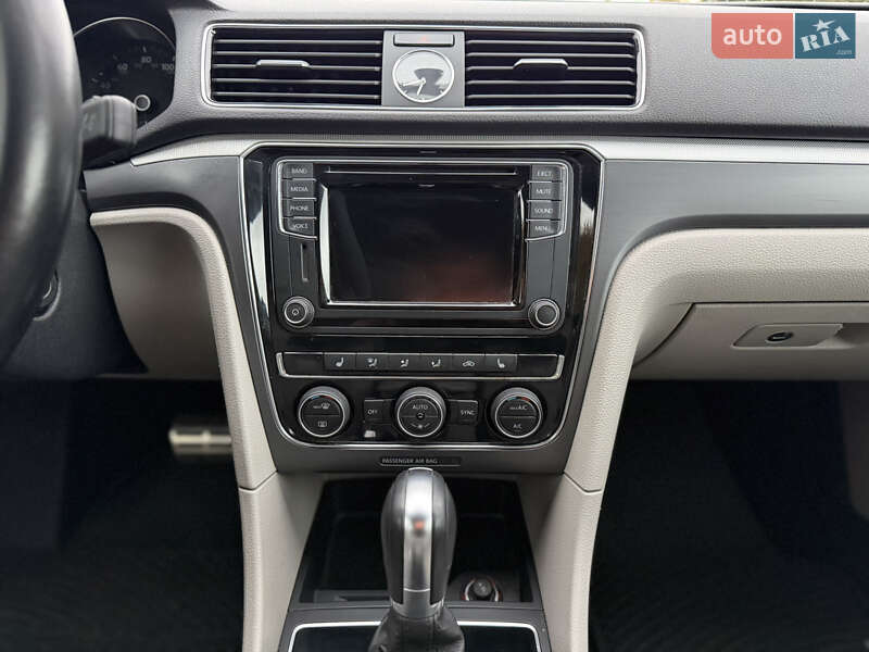 Седан Volkswagen Passat 2017 в Ровно