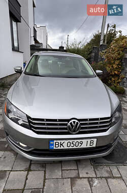 Седан Volkswagen Passat 2012 в Ровно