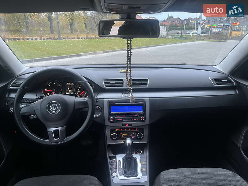 Седан Volkswagen Passat 2011 в Ровно