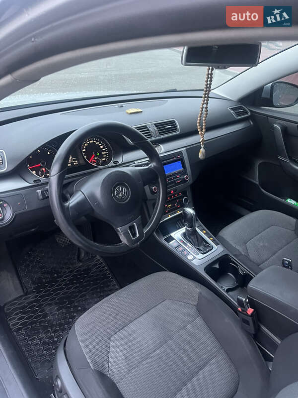 Седан Volkswagen Passat 2011 в Ровно