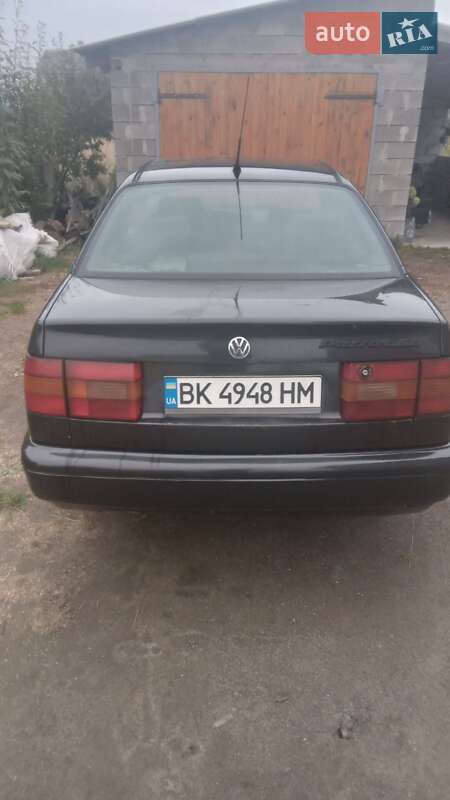 Седан Volkswagen Passat 1994 в Костополе